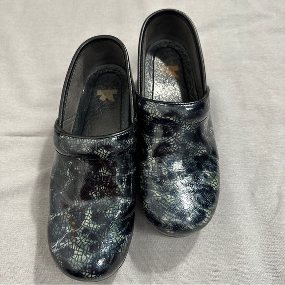 Dansko Professional Women's clogs/shoes, snakeskin pattern, size  40 - Picture 1 of 11